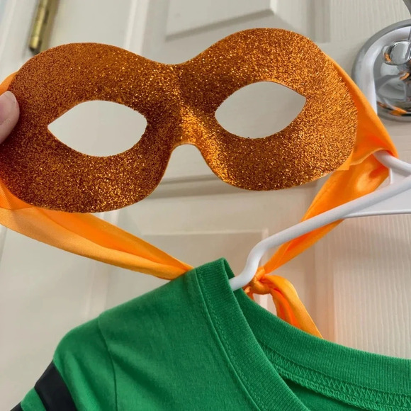 Teenage Mutant Ninja Turtles Michelangelo “Mikey” T-shirt with cape and mask - Picture 4 of 10